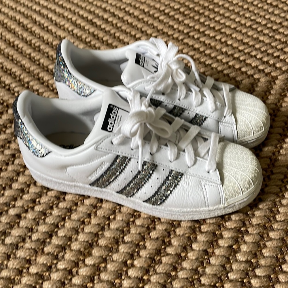 LAST CHANCE Adidas Superstars, size 5.5 - Picture 1 of 6